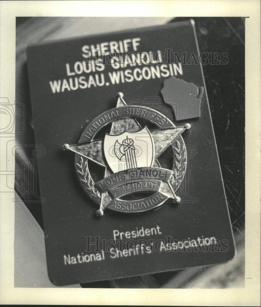 1985 Press Photo Sheriff Louis Gianoli&#39;s National Sheriffs&#39; Association Badge - Historic Images