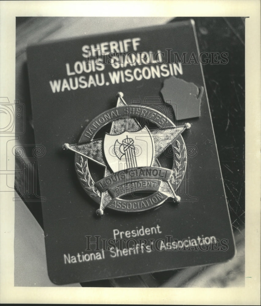 1985 Press Photo Sheriff Louis Gianoli's National Sheriffs' Association Badge - Historic Images