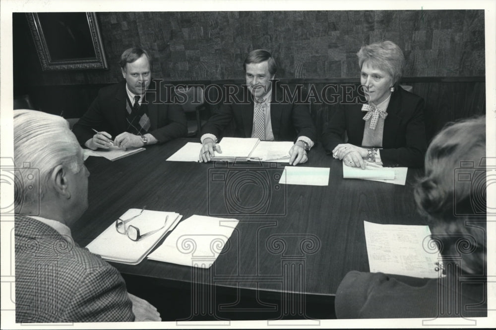 1984 Press Photo Financial Experts Meet with Mr. and Mrs. Reinke - mjb27259 - Historic Images