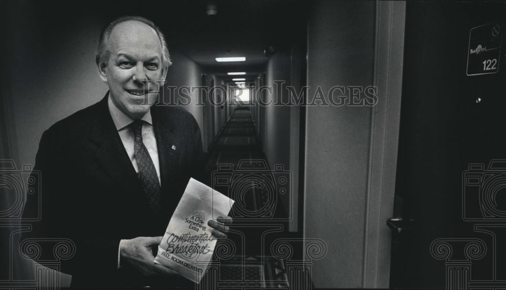 1990 Press Photo Steve Marcus shows a delivered breakfast, Oak Creek Budgetel - Historic Images