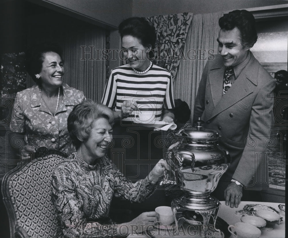 1970 Press Photo Mrs. Ben Marcus, with others attend morning coffee, Milwaukee. - Historic Images