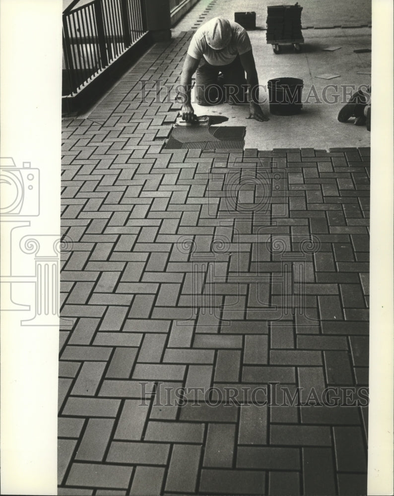 1982 Press Photo Laying tile in The Grand Avenue Mall, Milwaukee, Wisconsin - Historic Images