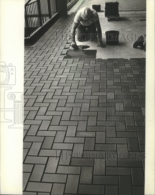 1982 Press Photo Laying tile in The Grand Avenue Mall, Milwaukee, Wisconsin - Historic Images