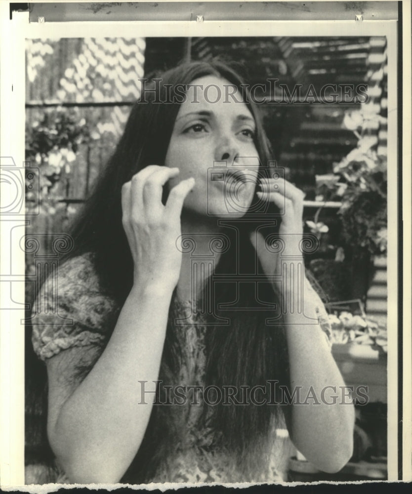 1972 Press Photo Singer Carole Feraci speaks of her experiences - Historic Images