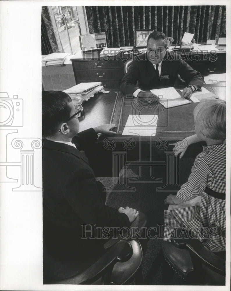 1965 Press Photo John C. Geilfuss of Marine Corporation with students, Wisconsin - Historic Images