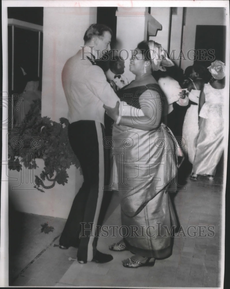 1961 Press Photo England, Edward Duke of Kent dancing with Mrs. M. S. Mustapha - Historic Images