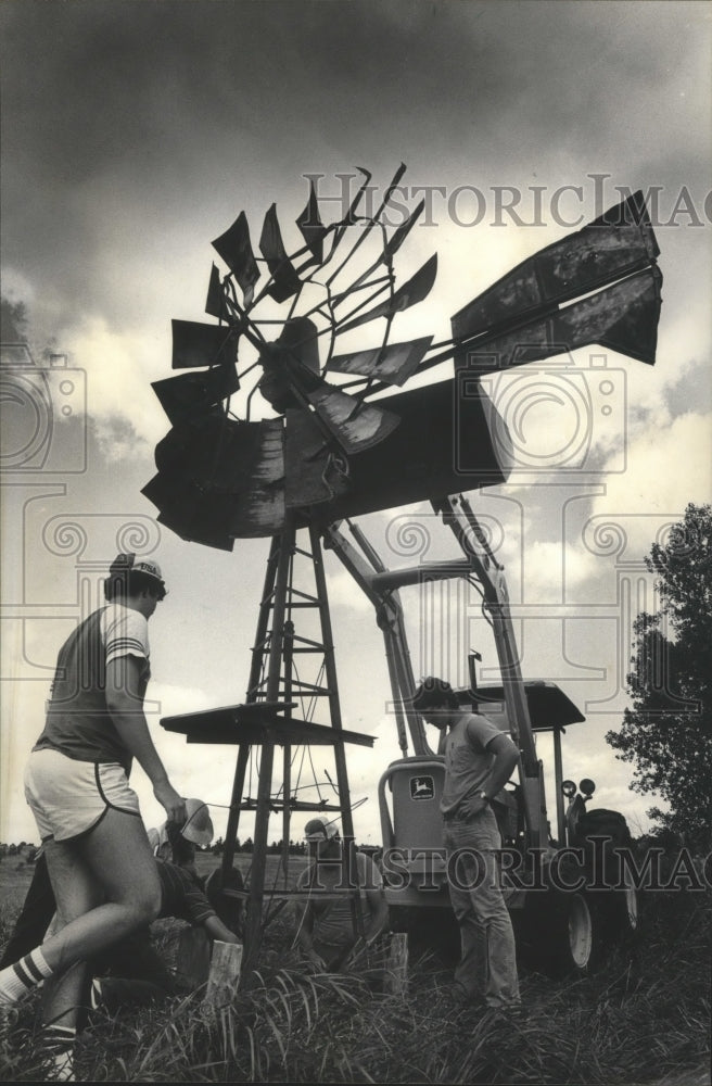 1983 Press Photo Students with windmill at MacKenzie Environmental Center - Historic Images