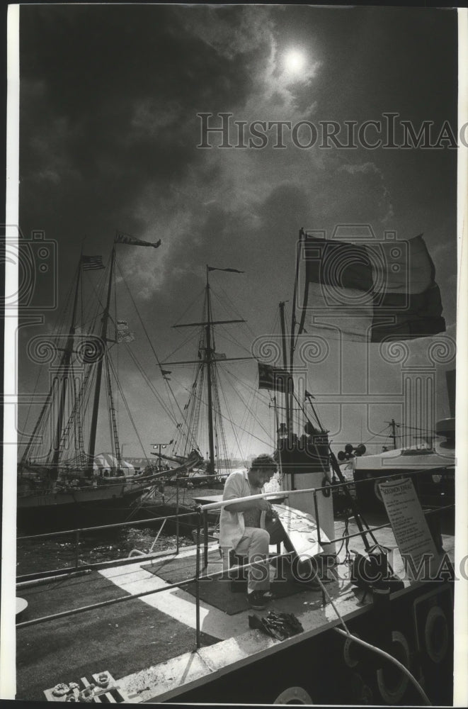 1991 Press Photo Mark Gubin at the Miller Maritime Festival in Milwaukee - Historic Images