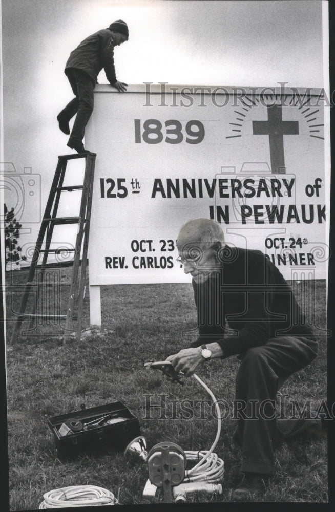 1964 Press Photo Electrician Allen Hodgson Works at Gethsemane Methodist Church - Historic Images