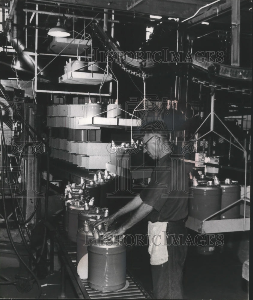 1959 Press Photo Utility Cans are Checked at Geuder, Paeschke and Frey Company - Historic Images