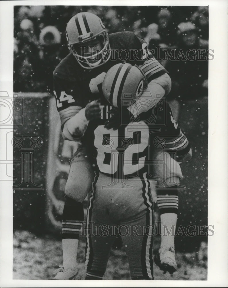 1975 Press Photo Football Players Gerald Tinker and Steve Odom after a Touchdown - Historic Images