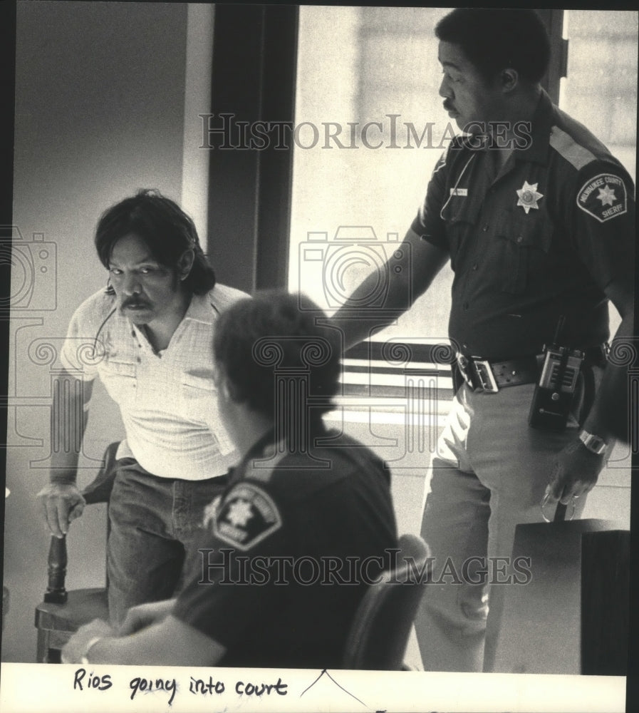 1985 Press Photo Sheriff&#39;s Deputies Guard Felix Garcia-Rios, Milwaukee - Historic Images