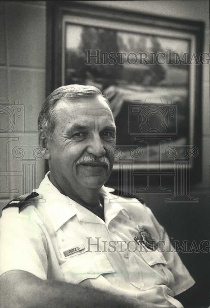 1988 Press Photo Lieutenant Paul Girdes and his painting in the police station - Historic Images