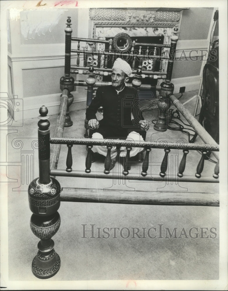 1974 Press Photo Noor Husain Presents Handmade Bed to Princess Anne in London-Historic Images