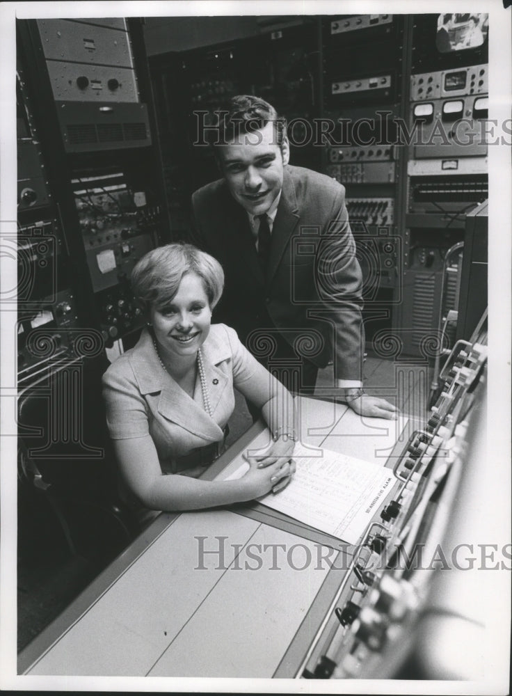 1968 Press Photo Jane Gibbons of Channel 18 posing with businessman - mjb27927-Historic Images