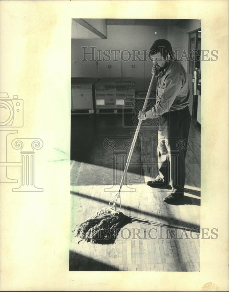 1984 Press Photo Maintenance worker at Milwaukee Journal, Wisconsin. - mjb28056 - Historic Images