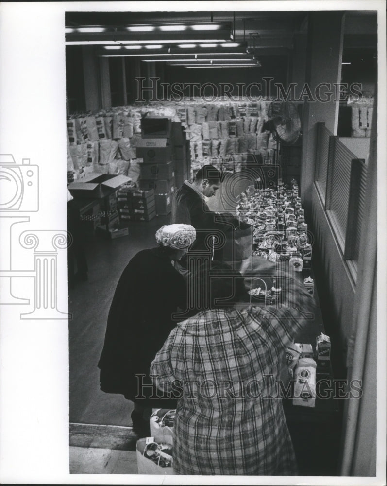 1964 Press Photo Consumer Analysis at Milwaukee Journal, Wisconsin. - mjb28083- Historic Images