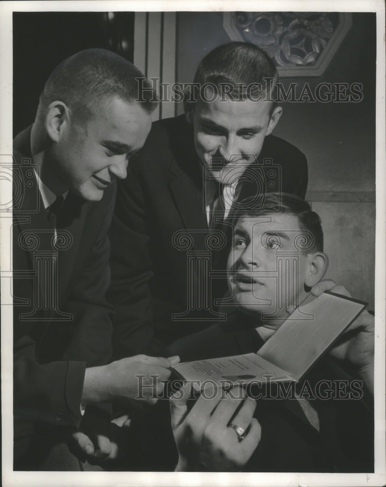 1962 Press Photo High School All-Stars with Parents&#39; Award Milwaukee, Wisconsin - Historic Images