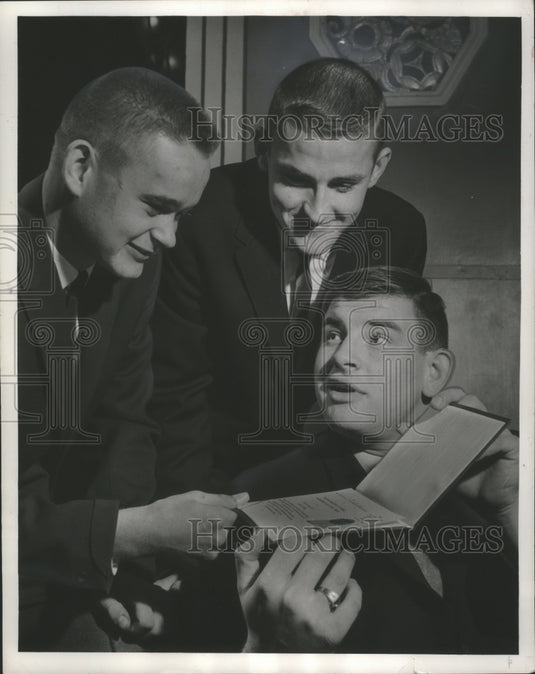 1962 Press Photo High School All-Stars with Parents' Award Milwaukee, Wisconsin - Historic Images