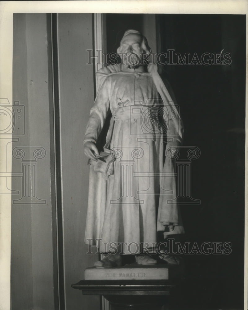 1948 Press Photo A statue of Father Jacques Marquette at Marquette University - Historic Images