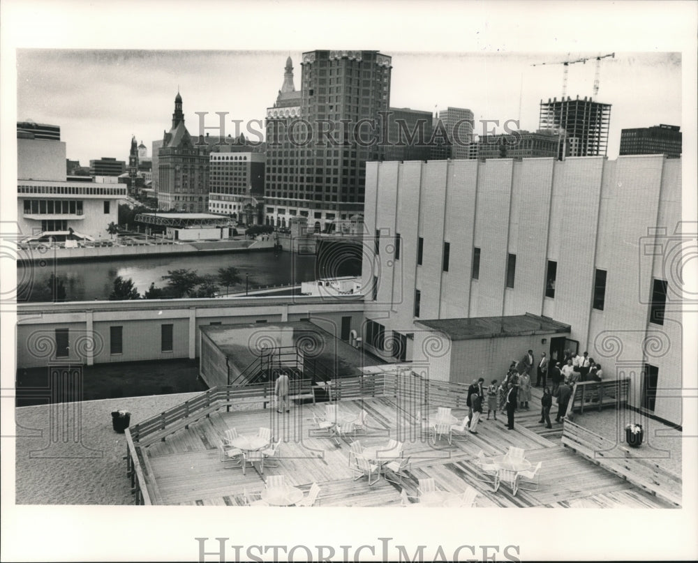 1988 The grand opening of the deck at the Milwaukee Journal-Historic Images