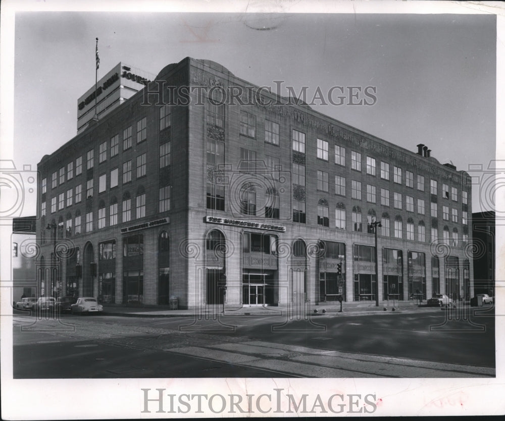 1957 Press Photo Exterior of the Milwaukee Journal building, Wisconsin.-Historic Images