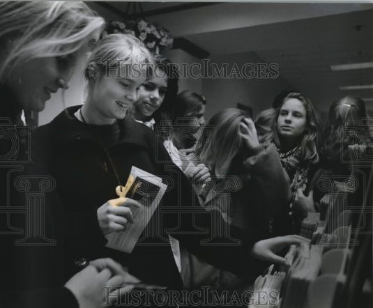 1993 Press Photo Sonja Eckhardt and others, pick out brochures, Wisconsin. - Historic Images