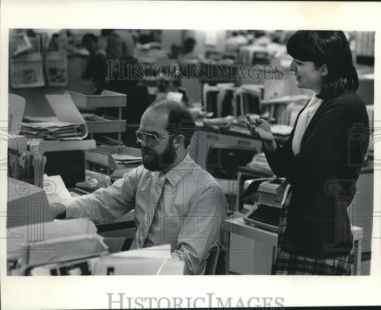 1985 Press Photo Two Employees at The Milwaukee Journal News Department - Historic Images