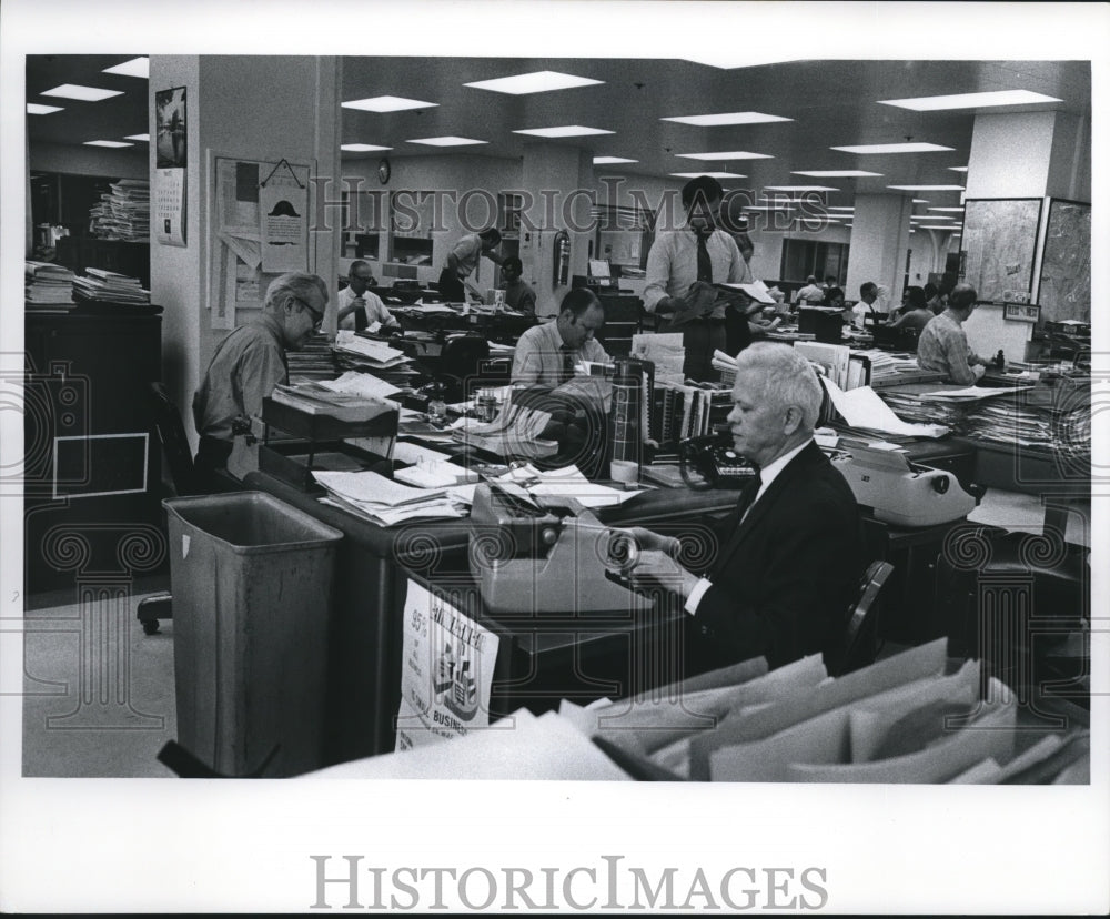 1972 Press Photo Newsmen at The Milwaukee Journal News, Markets Department - Historic Images