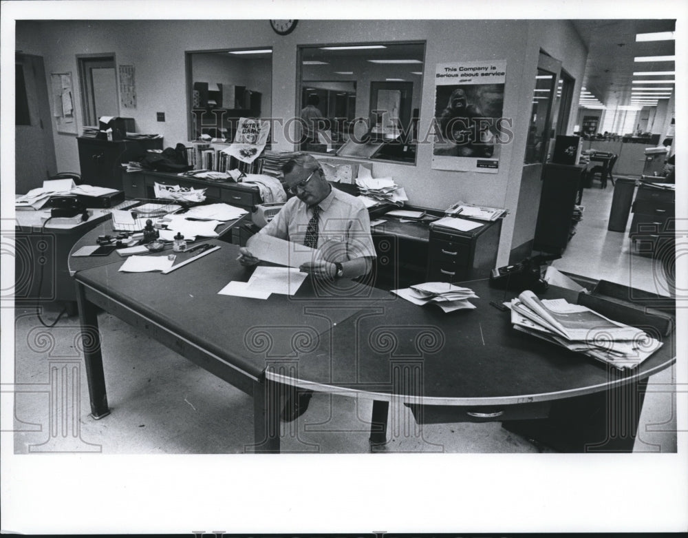 1974 Press Photo Chuck Johnson at The Milwaukee Journal News Department - Historic Images