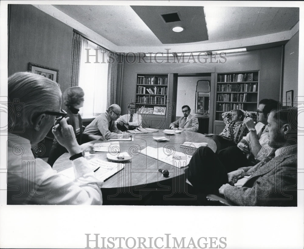 1972 Press Photo Newsmen at a Table at The Milwaukee Journal News Department - Historic Images