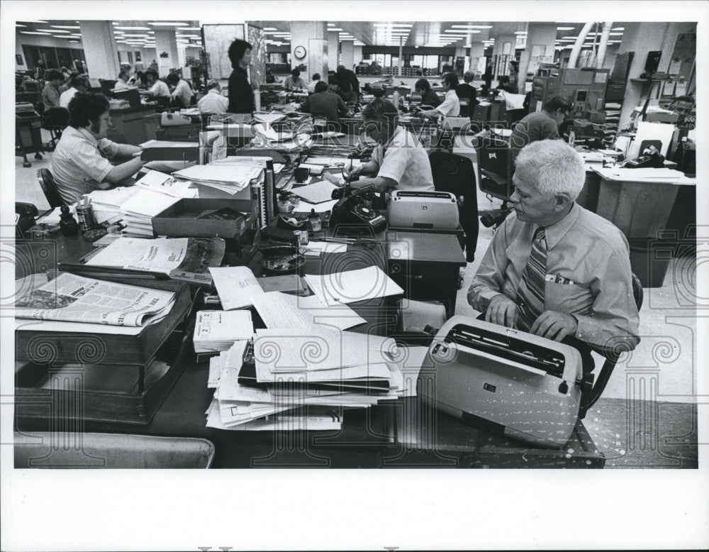 1974 Press Photo Employees at The Milwaukee Journal News Department in 1960 - Historic Images