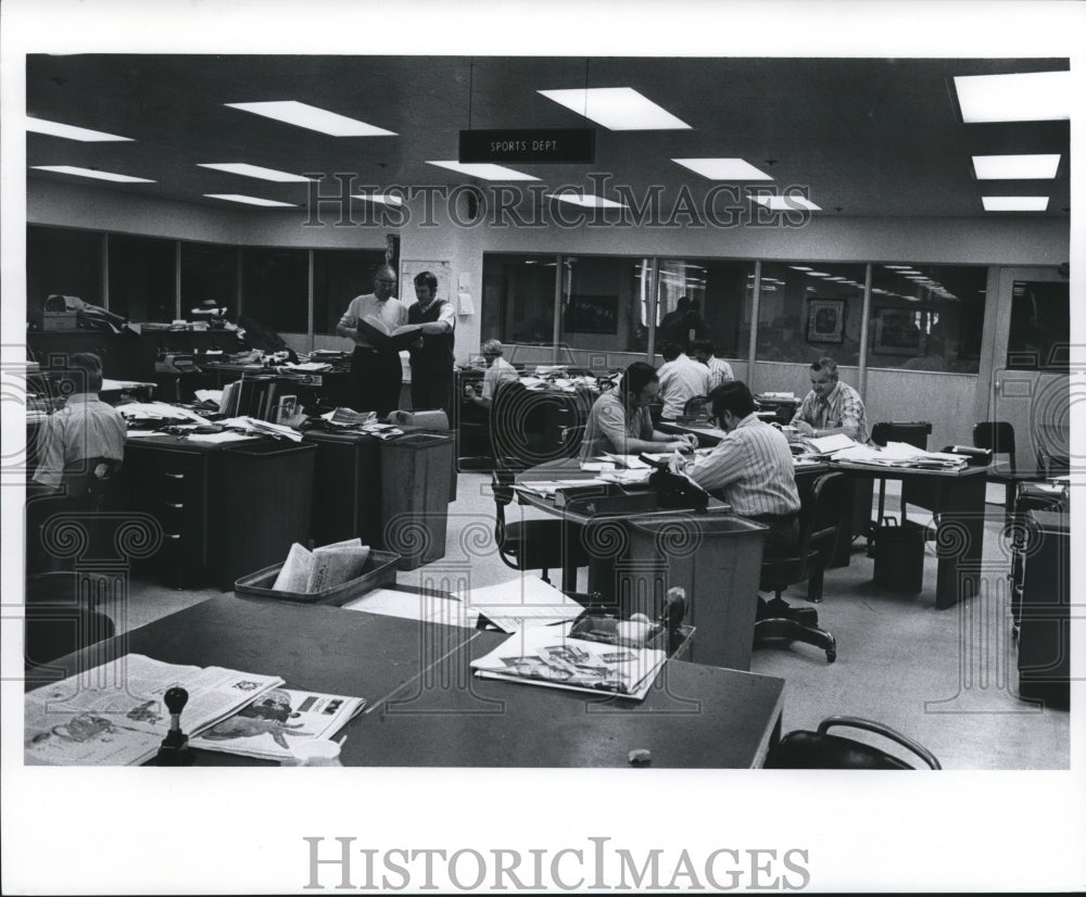 1972 Press Photo Newsmen at The Milwaukee Journal News, Sports Department - Historic Images