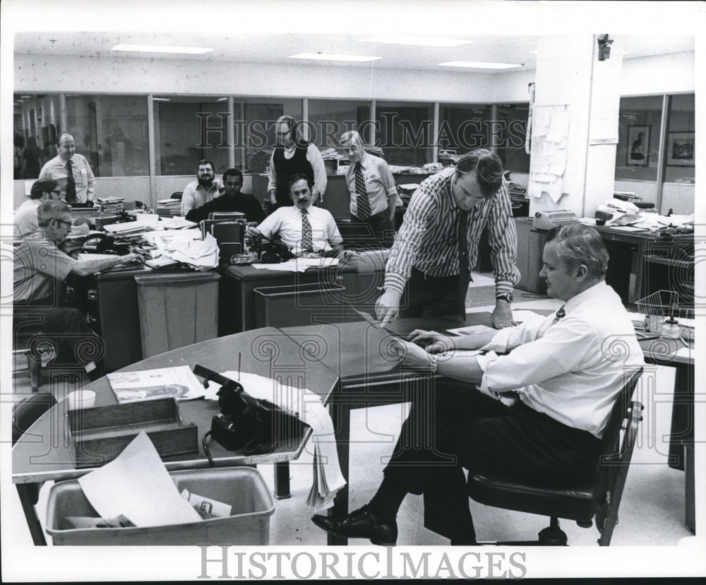 1973 Press Photo Sports Staff at The Milwaukee Journal News, Sports Department - Historic Images