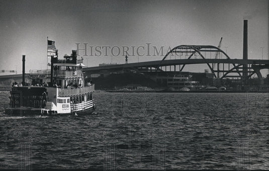 1988 Press Photo Riverboat Betsy Ann from Chicago at Milwaukee Maritime Festival - Historic Images