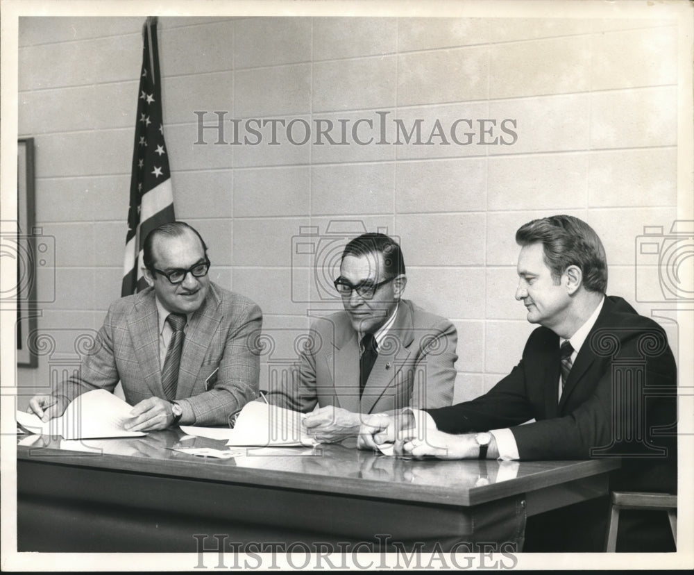 1972 Press Photo Officials Sign Papers for Wisconsin Health Care Review - Historic Images
