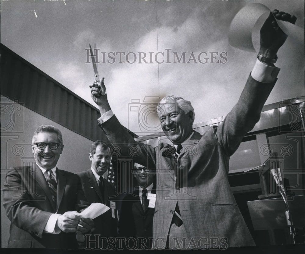 1969 Press Photo Governor Knowles does a ribbon cutting for a new plant - Historic Images