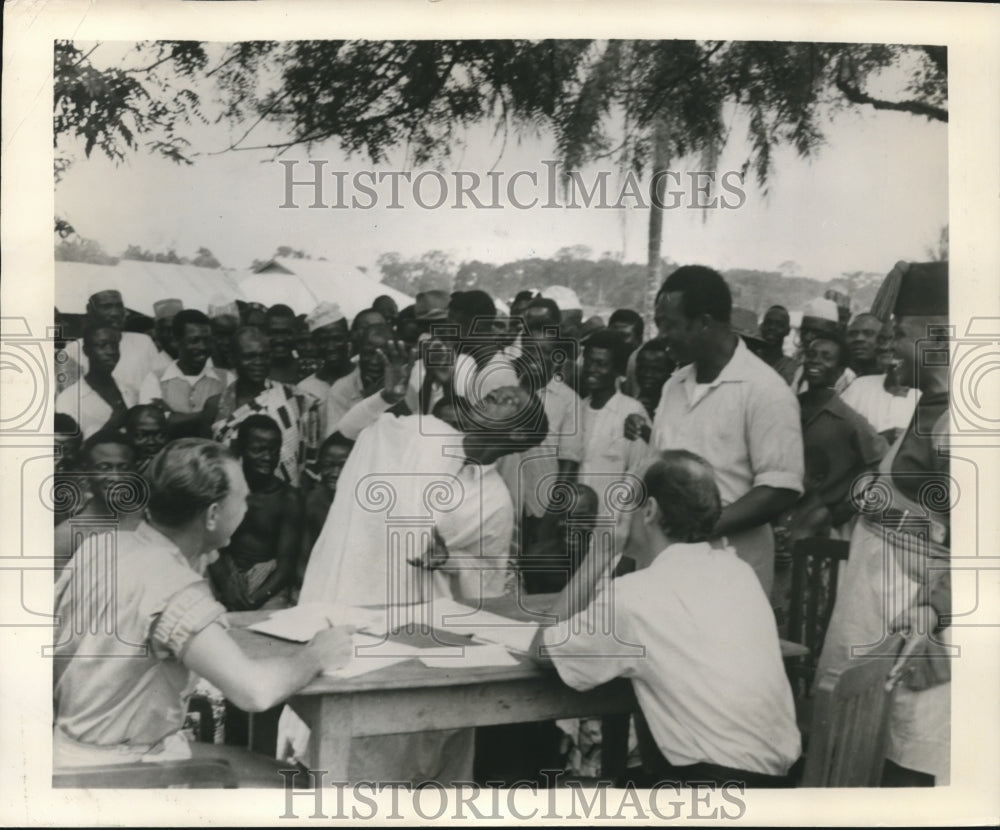 1956 Press Photo Vladimir Fabry and R. West-Skinn, listening to man, Ghana. - Historic Images