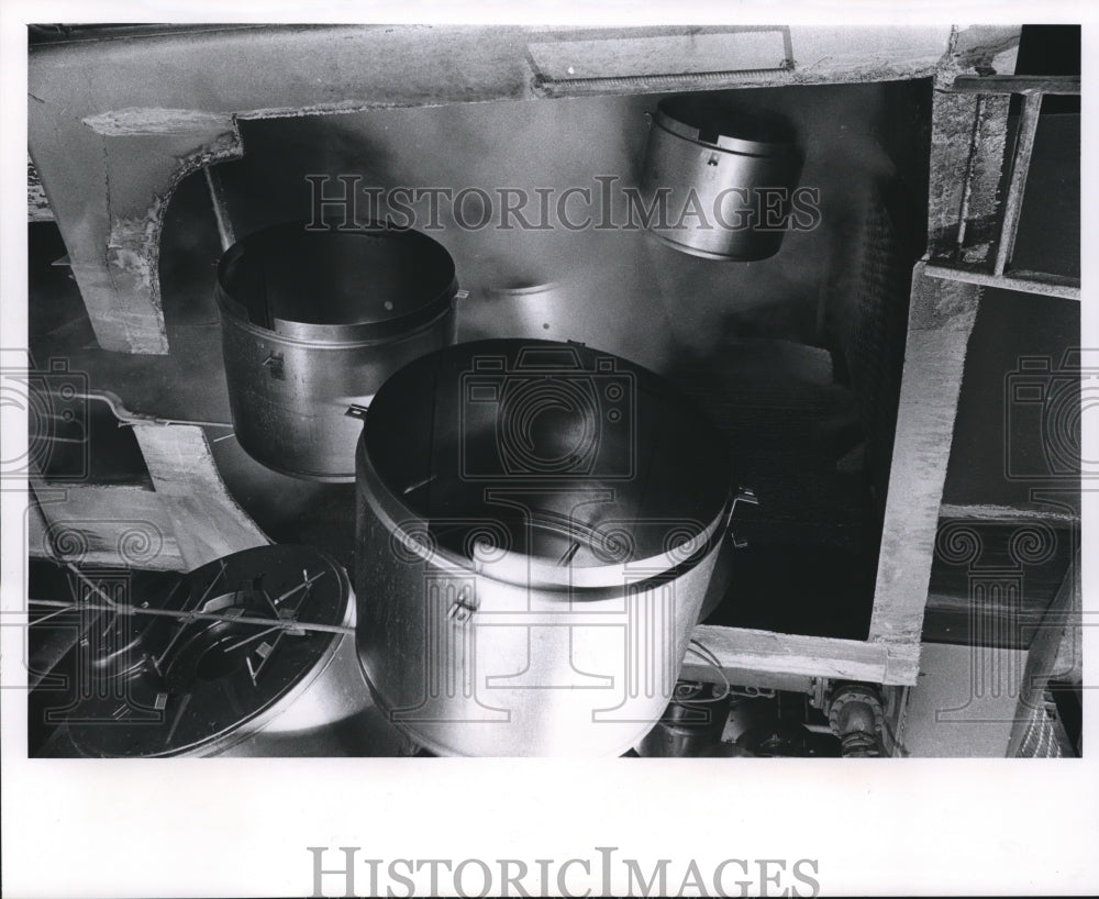 1964 Press Photo Tubs enter machine and sprayed, Geuder, Paeschke and Frey Co. - Historic Images