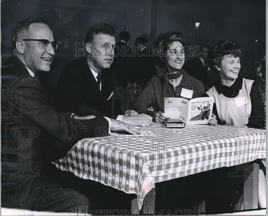 1963 Press Photo The Gettelman's watch Dancers at the Old Milwaukee Coffee Shop - Historic Images