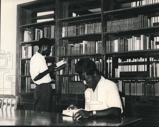 1959 Press Photo Patrons at Library of University College of Ghana, Legon. - Historic Images