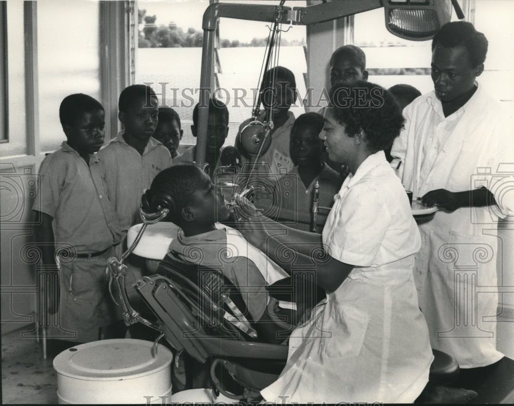 1958 Press Photo Dr. S.A. Lee and School Children in New Dental Laboratory Ghana - Historic Images