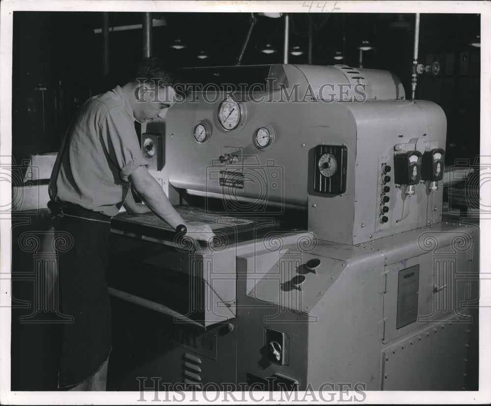 1952 Press Photo Milwaukee Journal Worker with Equipment in Composing Department - Historic Images