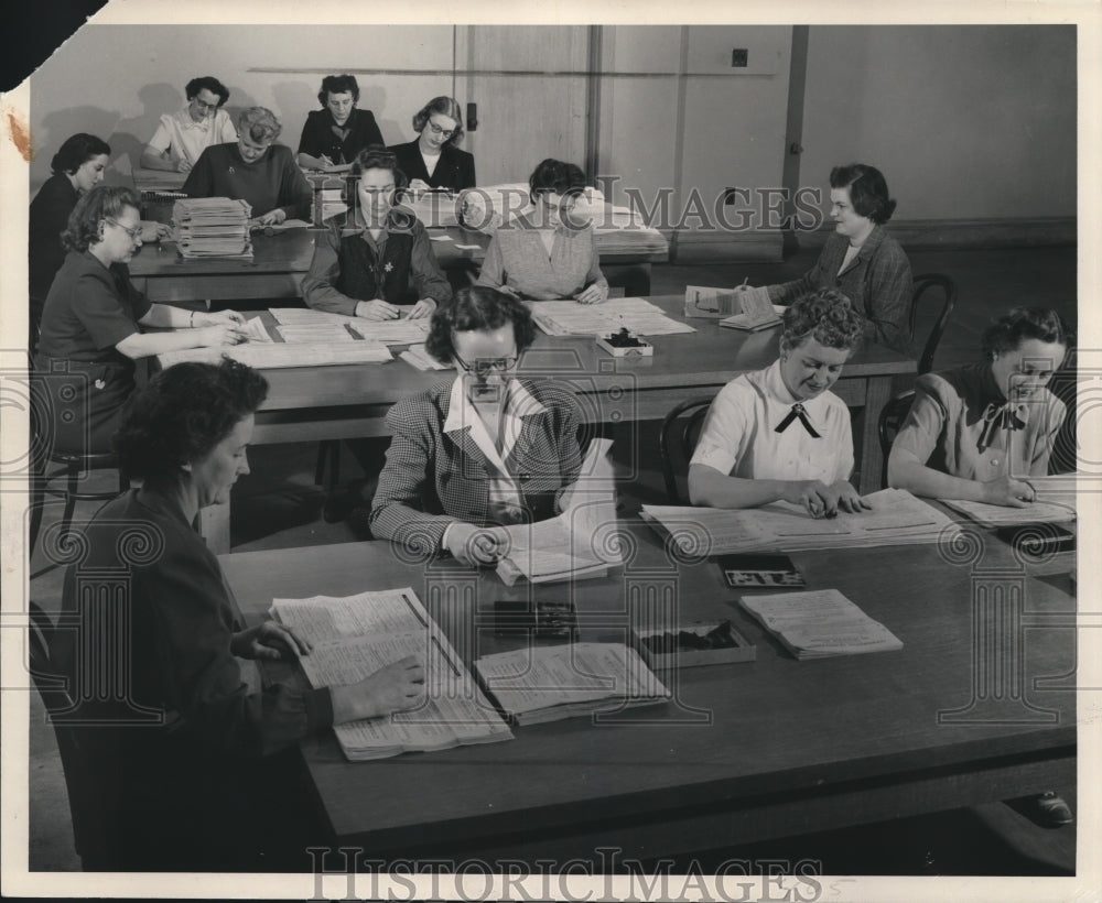 1949 Press Photo Milwaukee Journal employees with Consumer Analysis data - Historic Images