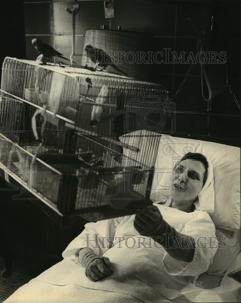 1980 Press Photo Sister John Gorecki watches parakeets in the hospital - Historic Images