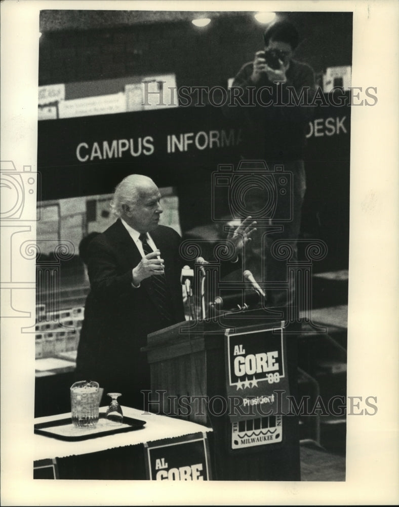 1988 Press Photo Albert Gore Sr. speaks at University of Wisconsin-Milwaukee - Historic Images