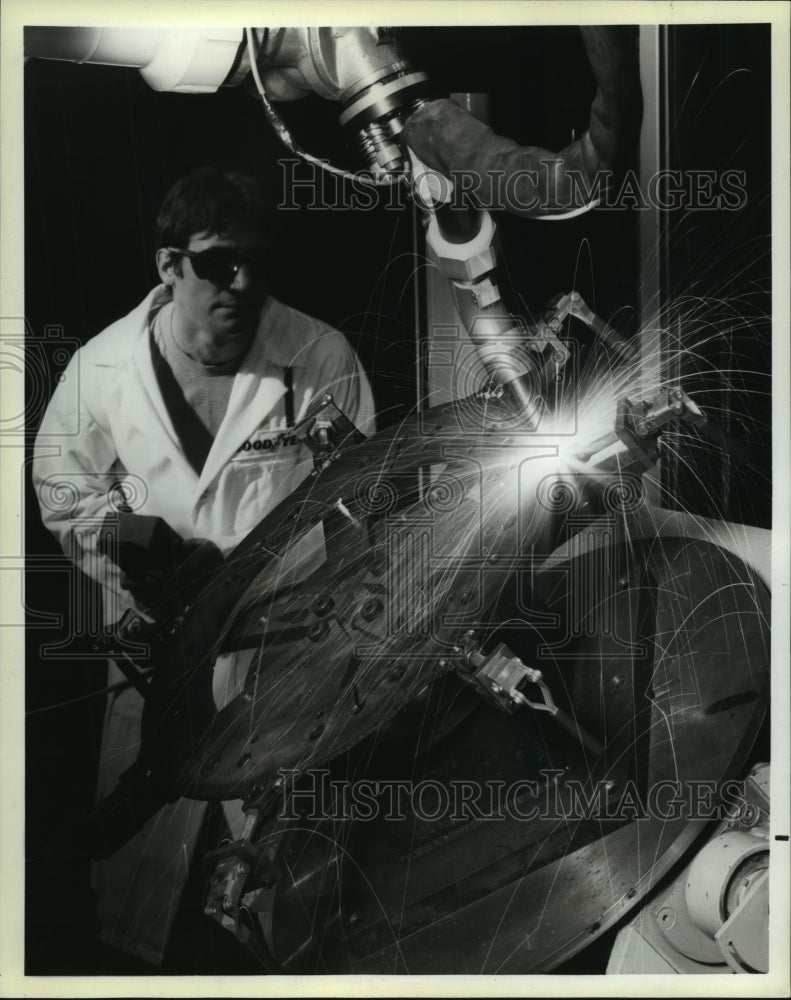 1986 Press Photo Welder at the Goodyear Aerospace Corporation in Akron, Ohio - Historic Images