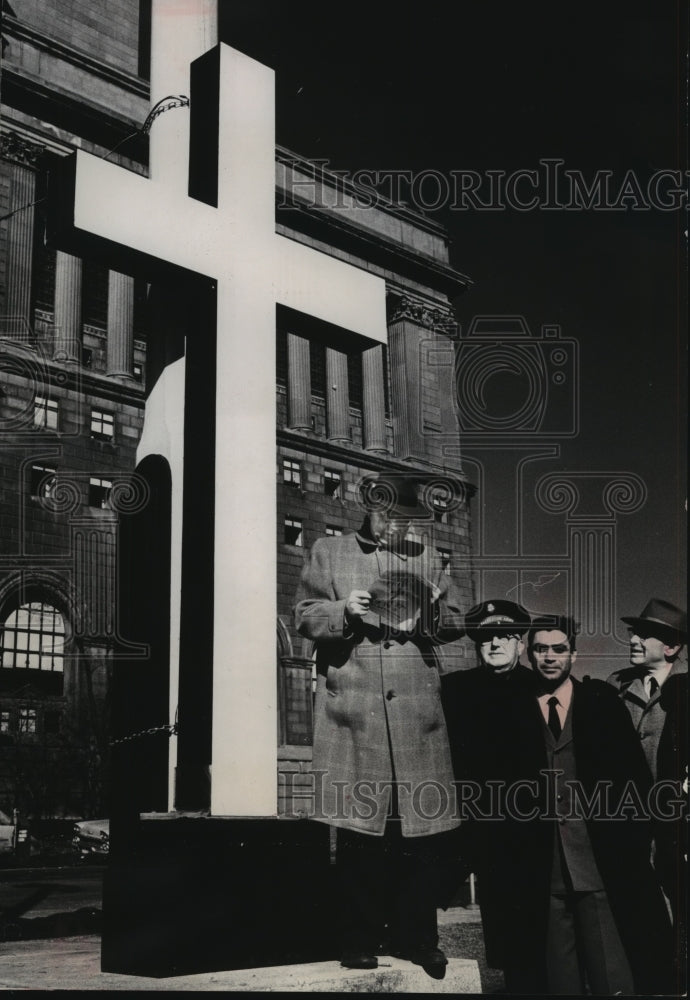 1959 Press Photo 12 foot lighted cross in MacArthur Square in Milwaukee-Historic Images