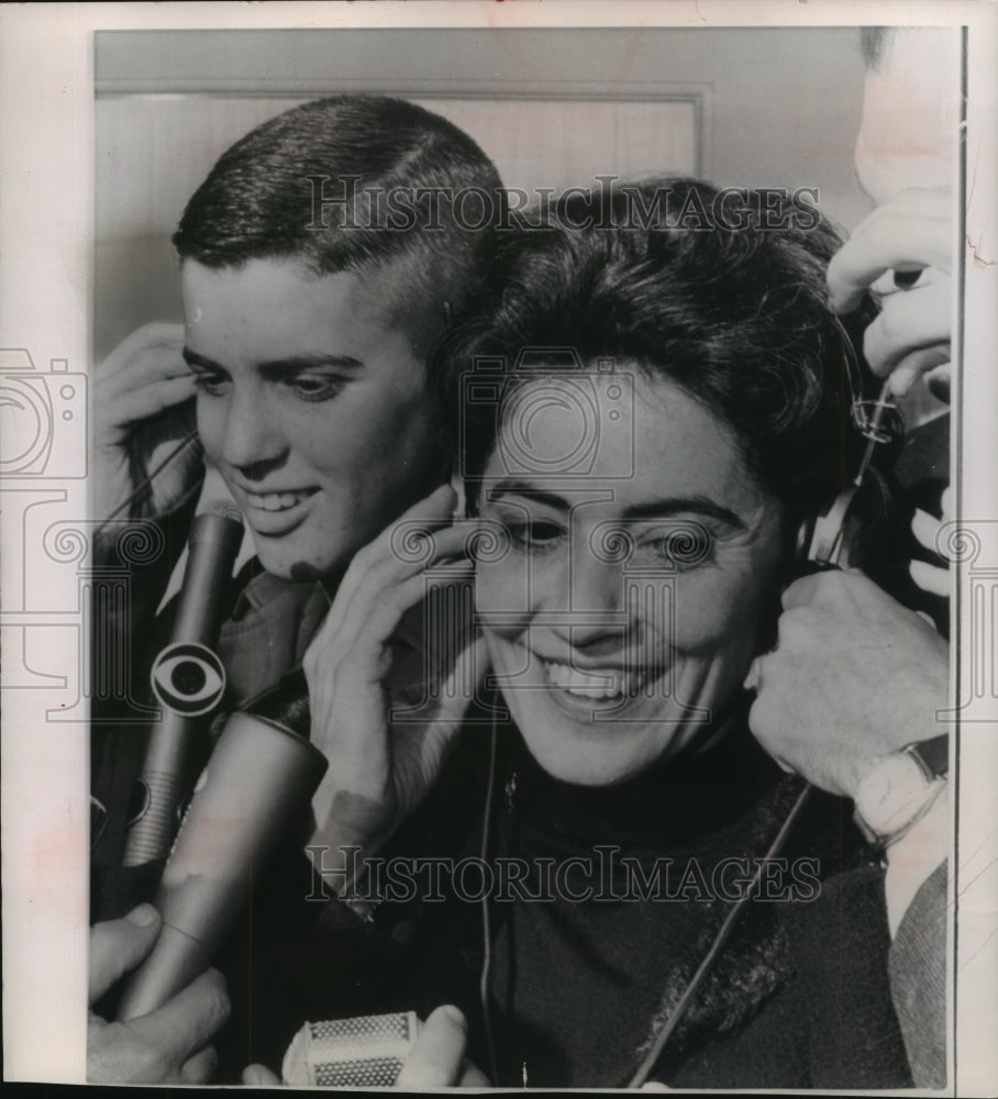 1962 Press Photo Mrs. Anna Glenn and son, David, on Television in Arlington - Historic Images