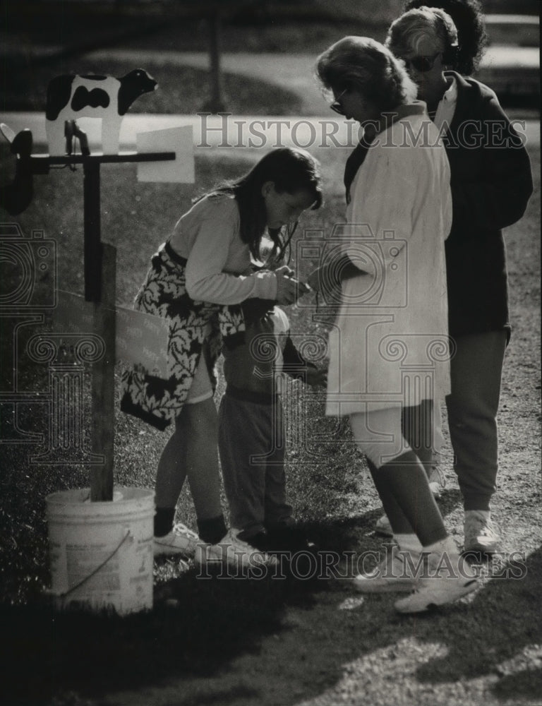 1993 Press Photo Heritage Walk Visitors at Farmdale Road, Mequon, Wisconsin - Historic Images